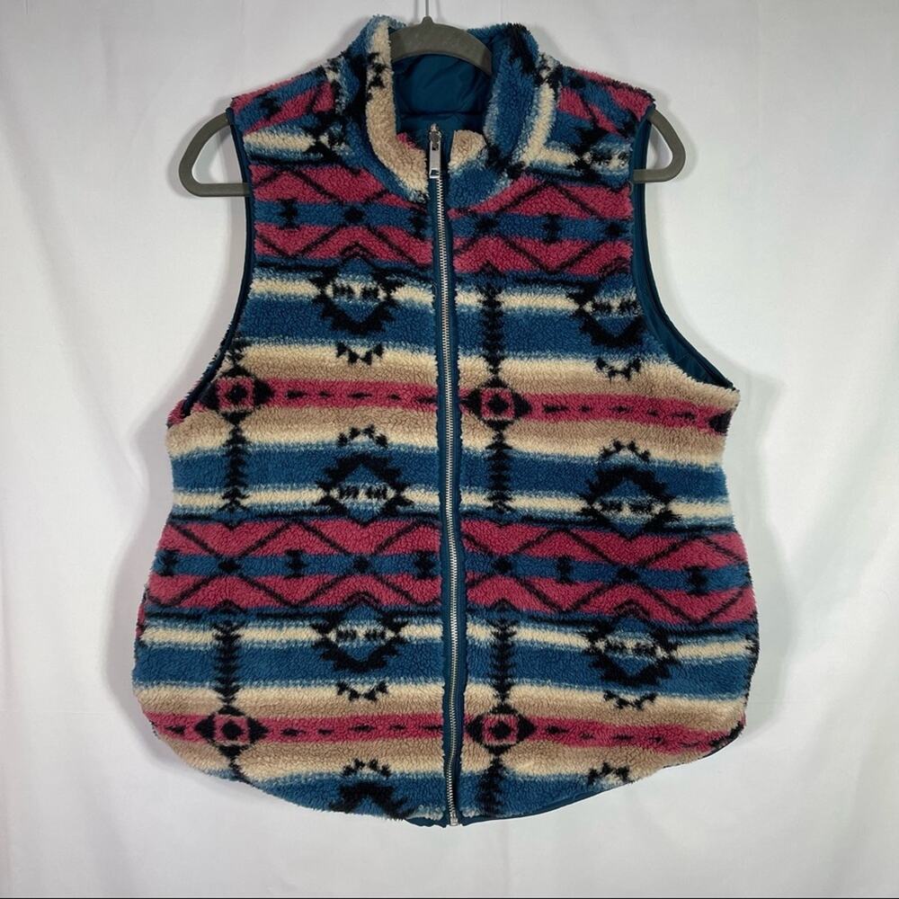 Maurices, Puffy Reversible Vest. Size Large. In excellent condition! So soft!